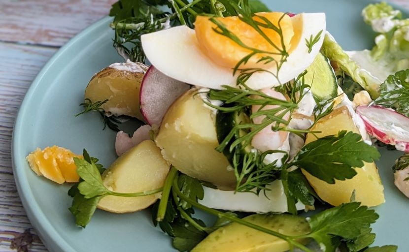 Kartoffelsalat med æg og rejer